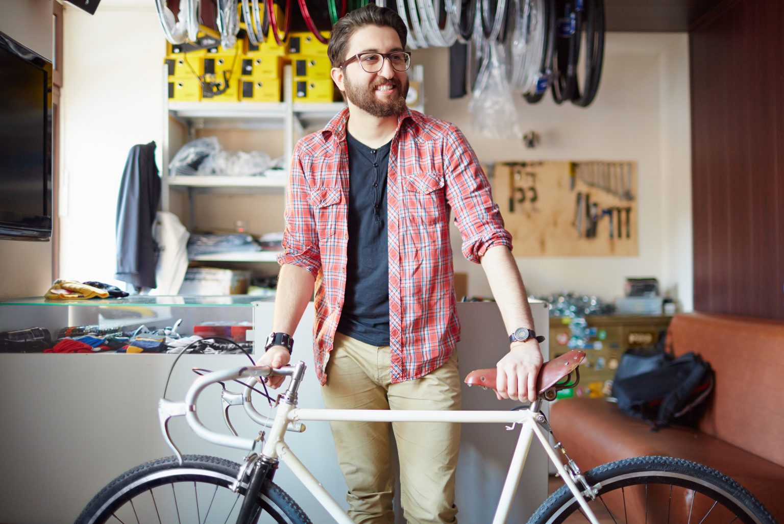 we-tell-you-the-9-ways-that-cyclists-have-to-troll-a-bicycle-shop